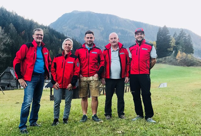 Albin Beichler (Hausherr und Wirt), Rechnungsprüferin Melanie Denng, Ortseinsatzleiter Lukas Krinner, Stv. Ortseinsatzleiter Rudi Wiesenbauer, Schriftführer Enrico Radaelli (vlnr.)