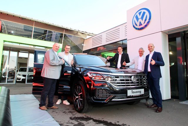 Stefan Ebner, Ewald Feichtinger, Andreas Pieler sowie Hannes und Lukas Hofstädter mit dem neuen VW Touareg.