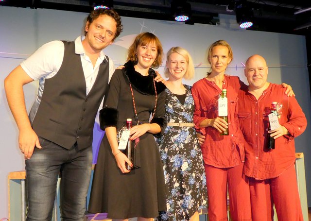 Arche Noe Obmann Stefan Bric (Produktion), Eva Ritzer (Technik), Regisseurin Caroline Mercedes Hochfellner und die beiden Darsteller Katharina Trojer und Peter Wolf nach der Premiere.