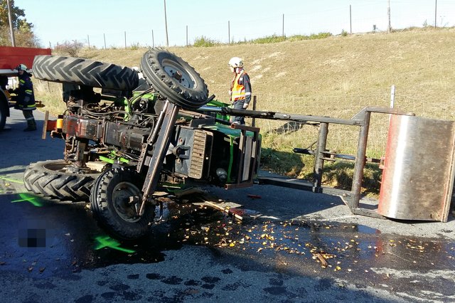 Der Traktor stürzte beim Abbiegen um. Der Lenker wurde unter der Maschine eingeklemmt. Für ihn kam jede Hilfe zu spät.