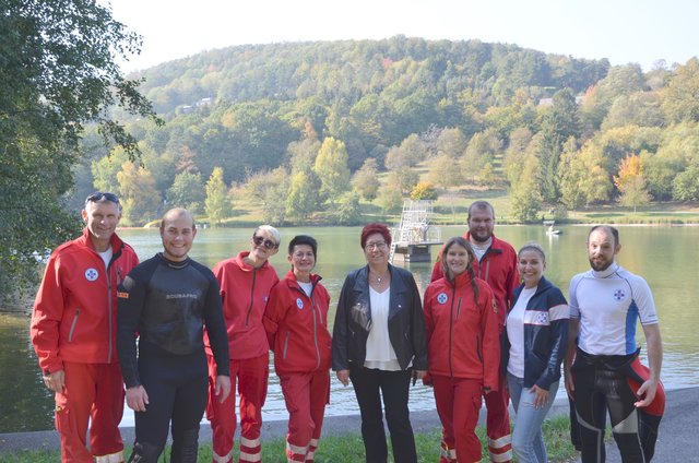 Einige Mitglieder des Teams der Österr. Wasserrettung, Landesverband Burgenland mit der Forchtensteiner Bürgermeisterin Friederike Reismüller