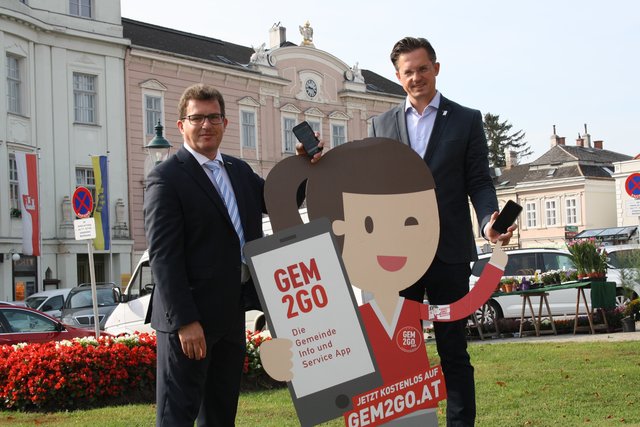 Gem2Go: Johannes Broschek, Geschäftsführer der Firma Gemdat NÖ, und Iris besuchten Bürgermeister Stefan Schmuckenschlager im Rathaus, um den Startschuss für die App zu geben.
