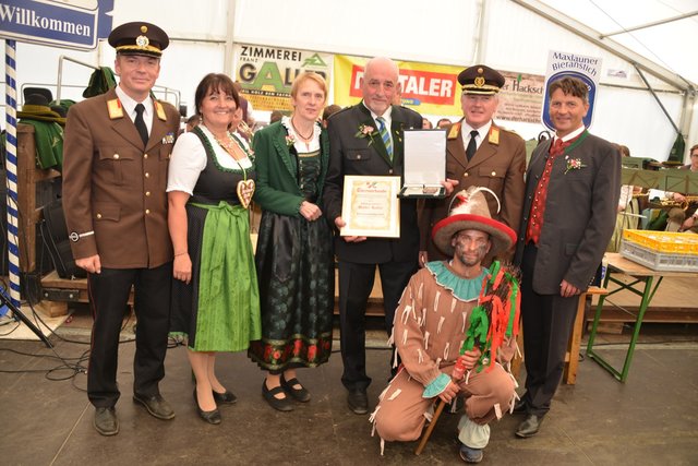 ABI Michael Hendel, 2. LT-Präsidentin LAbg. Manuela Khom, Burgi und Altbgm. Walter Koller, LFR Helmut Vasold und Bürgermeister Albert Brunner (stehend, von links). Knieend Maxlauner HBI Dieter Horn. Fotos: Pfister