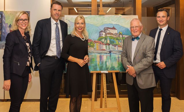 Claudia Huber, Michael Misslinger, LA Barbara Schwaighofer, Künstler Isidor Winkler und Bernhard Schwaiger (v.l.) bei der Vernissage in der Raiffeisen-Bezirksbank-Zentrale in Kufstein.