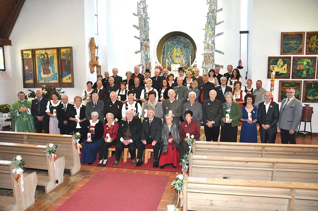 25 Ehe-Jubelpaare freuten sich mit Pfarrer Georg Gerstmayr (li.) und Bgm. Gerhard Obermüller (re.) über den stimmungsvollen Dankgottesdienst.