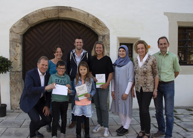 Die Projektleiter mit Bürgermeister Erich Rohrmoser (li.) und Vizebgm. Markus Latzer bei der Übergabe.