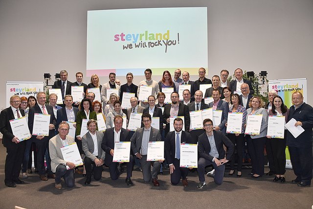 Die Sprecher der Initiative mit den Mitgliedern, die sich über die Mitgliedsurkunden und die gelungene erste Regionalkonferenz freuen. | Foto: Initiative „steyrland – we will rock you!“