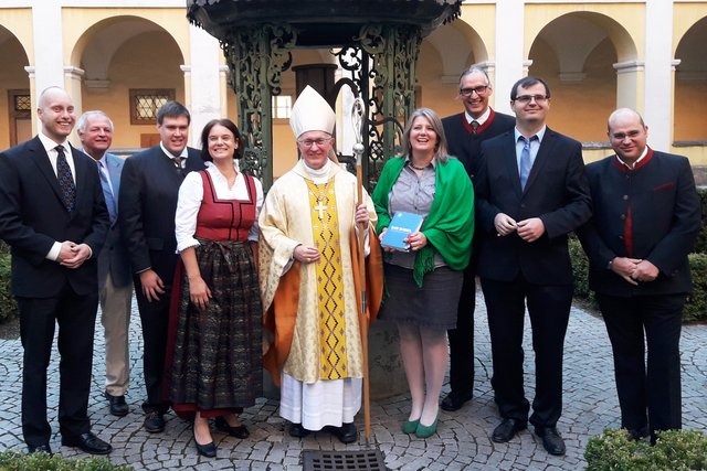 Sabine Müller-Melchior steht links von Weihbischof Anton Leichtfried