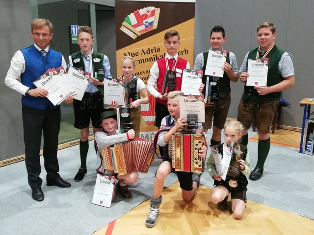 Musikschullehrer Gottfried Hubmann (li.) mit den erfolgreichen Jungmusikern des Dreiländerwettbewerbs "Alpe-Adria".