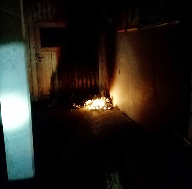 Das Feuer beschädigte die Holzfassade des Jugendzentrums.