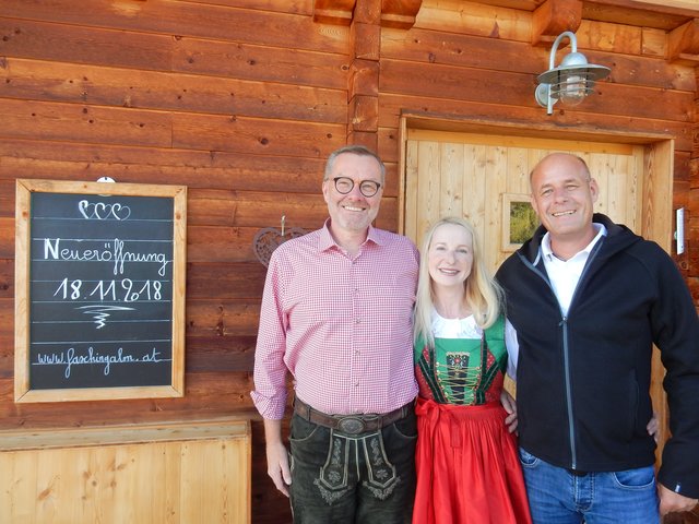 Klaus Hofstätter (r.), Vorstand der Lienzer Bergbahnen AG heißt die neuen Besitzer Claire und Vincent Backes herzlich Willkommen am Berg.