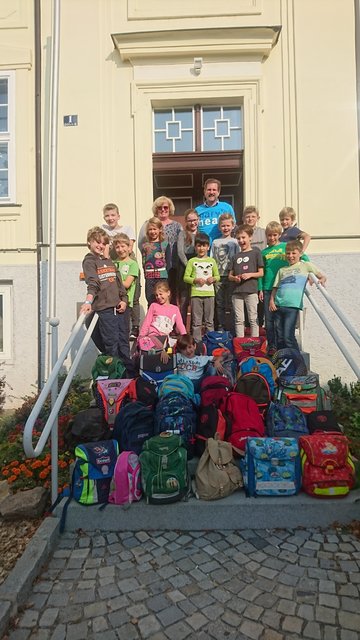 Schüler der Volksschule Weidling mit VD OSR Ursula Mürwald und einem Vertreter von „Mary’s Meals“.