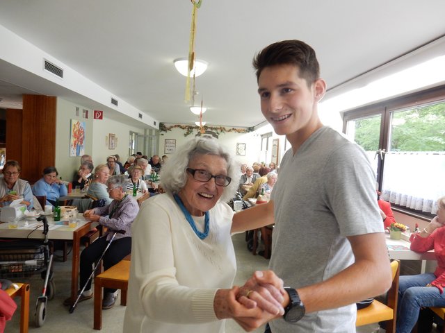 Maturant Julian Pinter tanzte mit den Senioren