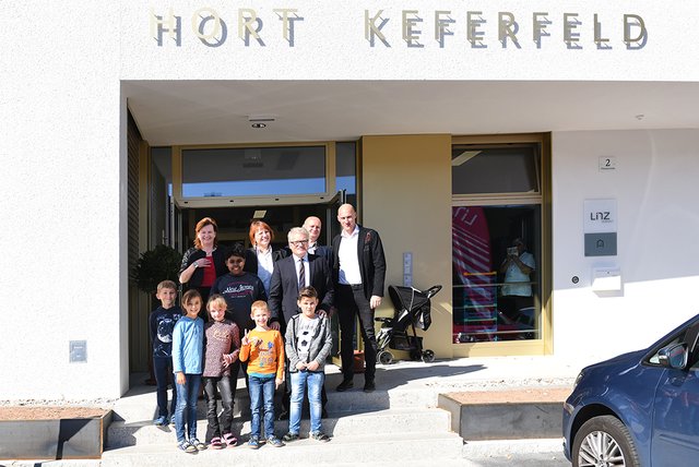 (V.l.). Vizebürgermeisterin Karin Hörzing, Stadträtin Regina Fechter, Bürgermeister Klaus Luger, Stadtrat Markus Hein und der Hortleiter Stefan Loidl sowie einige Hortkinder.