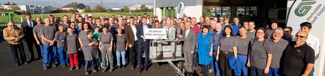 Bürgermeister Mag. Klaus Schneeberger, Aufsichtsratsvorsitzender Stadtrat Michael Schnedlitz, Geschäftsführer DI Franz Berger und Betriebsleiter Ing. Harald Wiesberger mit der gesamten Belegschaft der Geschützten Werkstätte mit dem 85.000sten PKW-Anhänger | Foto: Stadt WN Weller