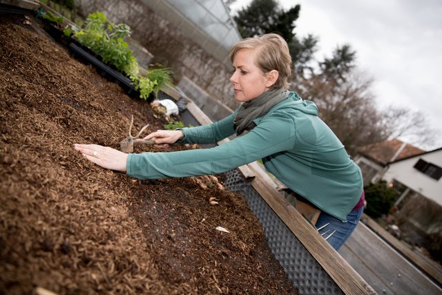 Pflanzenflüsterin Angelika Ertl-Marko gibt rasch noch Tipps zu einer der letzten Tätigkeiten im Garten: dem Setzen von Zwiebelpflanzen.   | Foto: Martin Wiesner