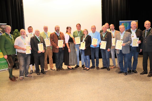 Den Lindenhonig-Goldgewinnern aus dem Bezirk Leibnitz gratulierten Vizepräs. Alois Kalcher (li) und Präs. Maximilian Marek (r).