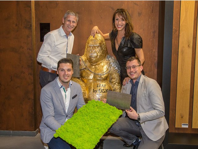 Boden und Design-Chef Günter Moser, Wandwerk-Chef Bernd Bachmayr, Künstlerin Simone Gutsche-Sikora mit ihrem Gorilla und Architekt Maarten Van Dongen.
