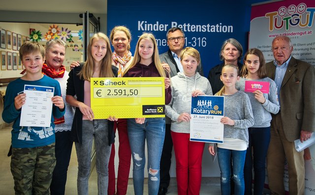 Ilse Müllner-Zrzavy (Rotary Club Weitra), Stephanie Fürstenberg (Förderverein TUTGUT), Direktor Christian Skoll (NMS Bad Großpertholz), Brunhilde Prager (NMS Bad Großpertholz), Jörg M. Böttger (Rotary Club Weitra) mit Schüler und Schülerinnen der VS und NMS Bad Großpertholz (v.l.).