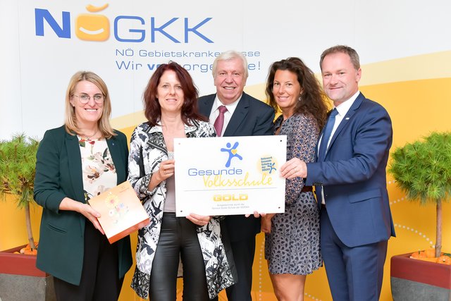 Im Schuljahr 2018/2019 erhielt die Volksschule Sieghartskirchen im Rahmen der Gesunden Schule das goldene Gütesiegel. Bei der Übergabe freuten sich Koordinatorin Martha Hollergschwandtner und Schuleiter OSR Gerhard Beer.