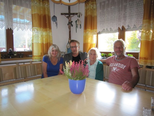 Jubilarin Maria Thöni mit ihrer Familie und Bgm. Wolfgang Jörg.