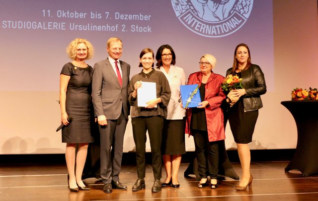 Manuela Reichert (Präsidentin Club Linz I), Landeshauptmann Thomas Stelzer, Sophie Hammer (Hauptpreisträgerin), Elisabeth Mitterlehner (Präsidentin Club Linz Fidentia), Lisi Mader (Präsidentin Club Linz Lentos) und Theresa Wimberger (Präsidentin Club Juvenilia Linz) (von links).