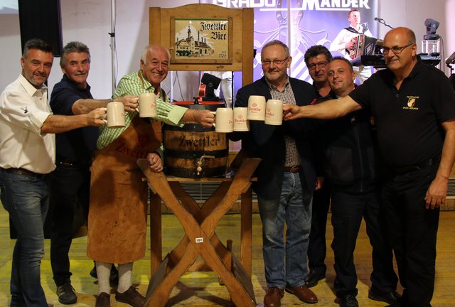 Martin Breit (Moderator der Modeschau), Alois Steindl, Arbesbachs Bürgermeister Alfred Hennerbichler, Willibald Kolm in Vertretung der Privatbrauerei Zwettl, Josef Bauer, Kommandant Günther Pichler und Bezirksfeuerwehrkommandant Franz knapp eröffneten das 11. Oktoberfest in Wiesensfeld mit dem Bieranstich.
