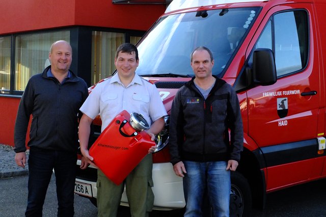 Von links: Walter Mühlbachler (Spenglerei Mühlbachler), Karl Windhager (Kommandant der FF Haid) und Harald Haider (SHG). | Foto: Privat