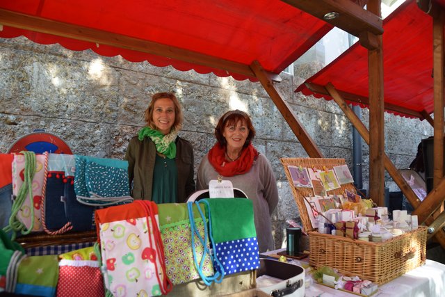 Theresa und Maria an einem gemeinsamen Stand.