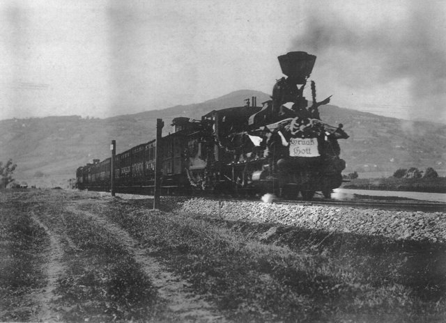 <f>"Anschluss in den Norden":</f> Am 15. Oktober 1905 setzt sich die erste Eisenbahn von Hartberg Richtung Friedberg in Bewegung.