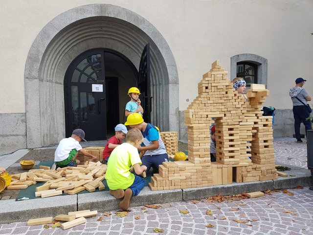 Die kleinen Baumeister hatten viel Spaß mit den Holzklötzchen.