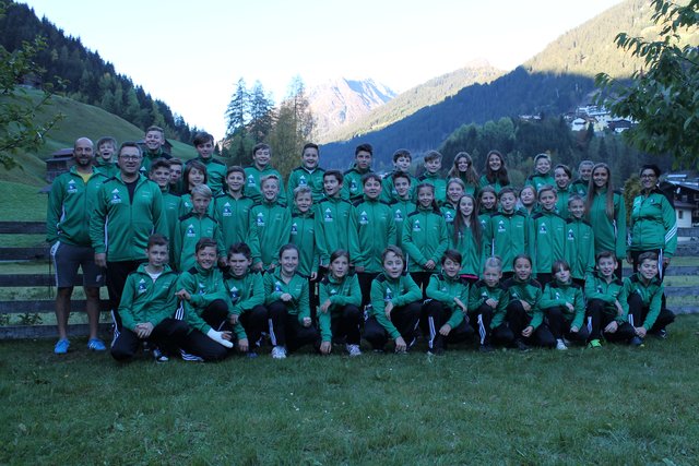 Die SchülerInnen der Sportklassen der NMS Paznaun mit den neuen Trainingsanzügen.