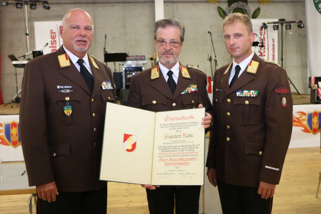 Engelbert Huber, hier mit Klaus Gehr und Christian Leitgeb, wurde zum Ehrenbereichskommandanten ernannt.