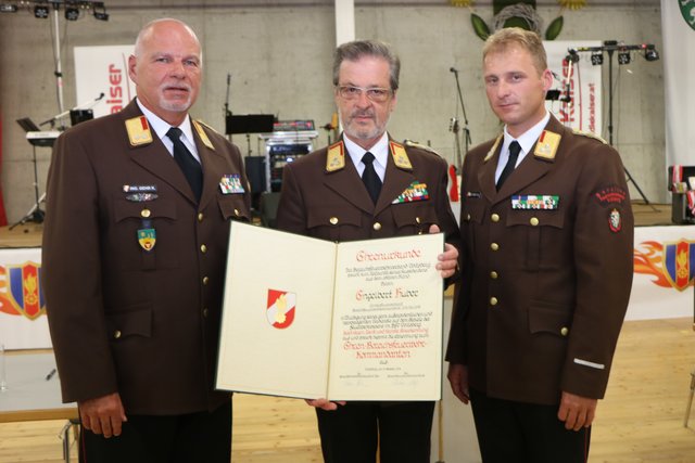 Engelbert Huber, hier mit Klaus Gehr und Christian Leitgeb, wurde zum Ehrenbereichskommandanten ernannt. | Foto: Holawat