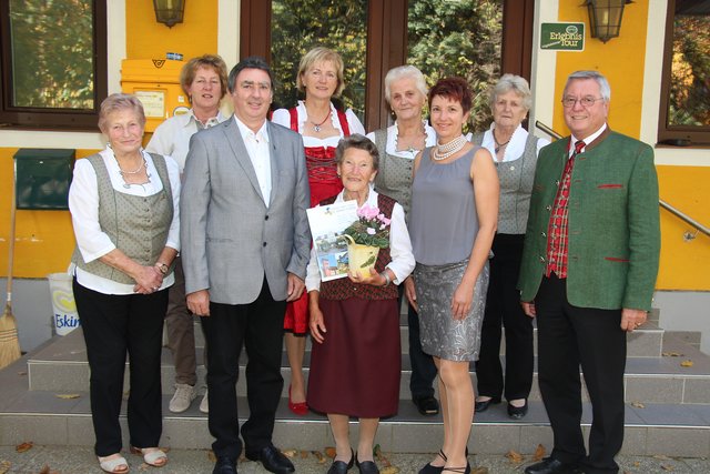 Jubilarin Anna Fast im Kreis der Gratulanten, an der Spitze Bgm. Günter Müller.