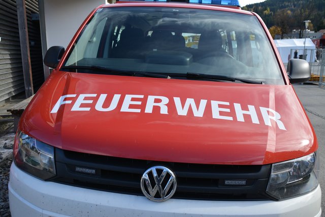 In Maria Alm brannte in der Nähe der Tankstelle ein Auto.