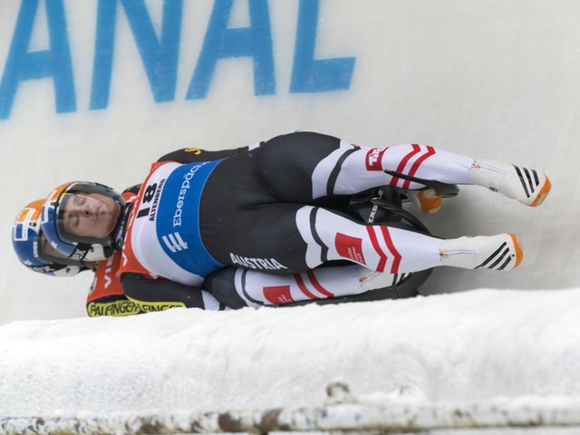 Im Einzel- wie im Doppelsitzer - die Rodler trainieren und testen für die neue Saison.
