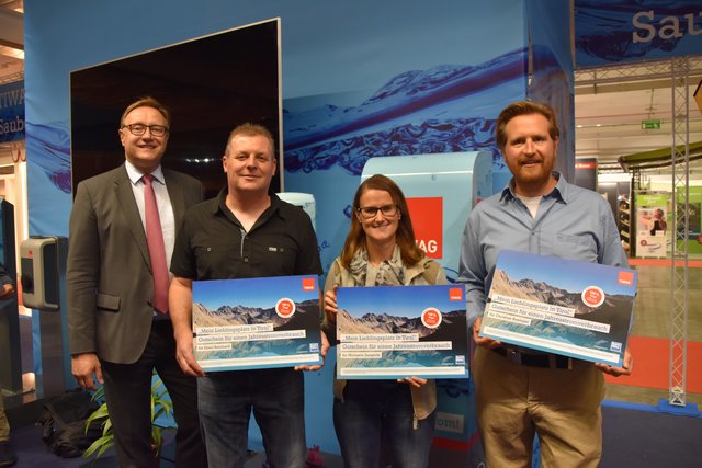 TIWAG-Vorstandsdirektor Thomas Gasser mit den Gewinnern Reinhard Eberl, Michaela Zangerle und Christian Resinger (v.l.)