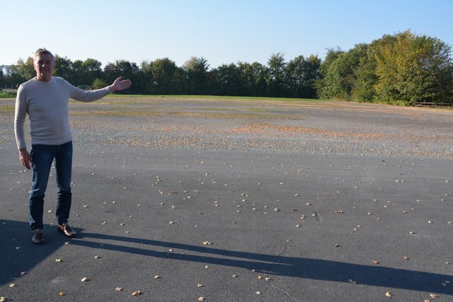 <f>Rudi Geißler</f> zeigt wo das Lagerhaus bauen wird.