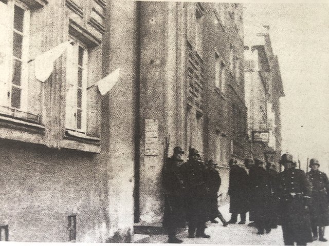 Weiße Fahnen am Högerhof in der Lorystraße, dem Wohnhaus von Gerhard Grüns Vater. Am 12. Februar 1934 besetzte das Bundesheer die Gemeidnehäuser. | Foto: Gerhard Grün