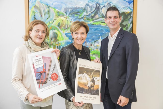 Überreichten Landtagspräsidentin Brigitta Pallauf (Mitte) einen Bildkalender: Gremialgeschäftsführerin Antonia Linner-Gabriel und Martin Perwein, Obmann des Landesgremiums Papier- und Spielwarenhändler.