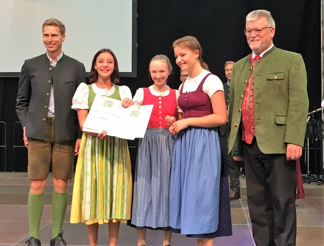 Fachgruppenleiter für Volksmusik Roland Mayer-Sams, Paula Gatterbauer, Antonia Winter, Luciana Gatterbauer, Volkskulturpräsident Herbert Scheiböck (v.li.)