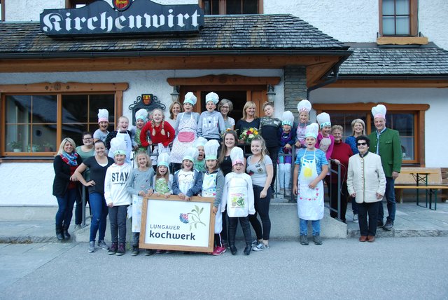 v. l. 2. Reihe: Birgit Gruber (Jugendtreff Zederhaus), Christina Pfeifenberger (Jugendtreff Zederhaus), Sarah Premm (Jugendtreff Zederhaus)
3. Reihe: Maria Pfeifenberger (Gesunde Gemeinde Zederhaus), Isabella Gruber (Jugendtreff Zederhaus)
4. Reihe: Eva Fanninger (Verein Dahoam), Maria Lüftenegger (Lungauer Kochwerk), Kordula Gruber (Kirchenwirt Zederhaus), Andrea Zanner (Verein Dahoam), Alfred Pfeifenberger (Bürgermeister) sowie viele Kinder vom Jugendtreff und zwei Personen vom Verein Dahoam.
