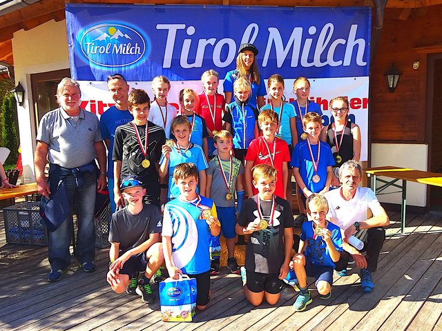 Alle Klassensieger mit TSV-Vizepräsident Georg Schwenter und Sportreferent GR Hannes Steger bei der Siegerehrung.