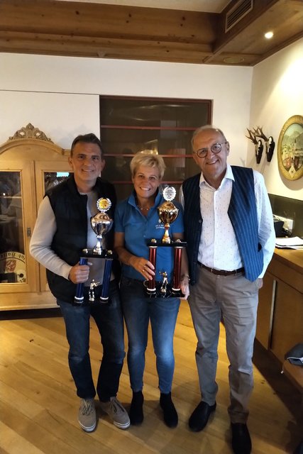 v.l. Tennengau Trophy-Gewinner Bernd Treißnig, Tennengau Trophy-Gewinnerin Monika Weiß und RTS Regionalfernsehen-Geschäftsführer Josef Aichinger (Pokalspender und Turniersponsor)