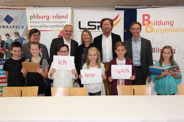 PH-Vize-Rektorin Inge Strobl-Zuchtriegel, Bildungsdirektor Heinz Josef Zitz, PH-Rektorin Sabine Weisz, LA Bgm. Kurt Maczek und der Leiter des Bereichs Pädagogischer Dienst Jürgen Neuwirth mit einigen Schülern