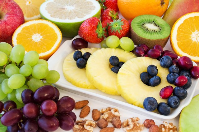Bestimmte Obstsorten und Nüsse werden bei einer Fruktosemalabsorption schlecht vertragen.