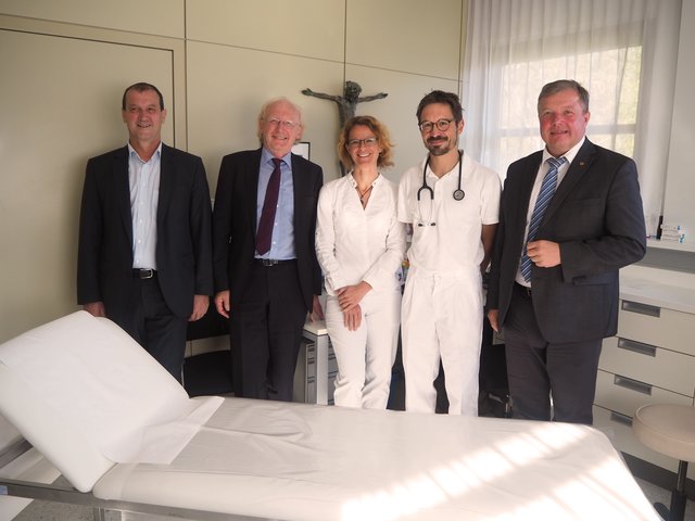 Schulterschluss für die Sicherung der landärztlichen Versorgung (von rechts): Gesundheitslandesrat Bernhard Tilg mit den Ärzten Dr. Matthias Somavilla und Dr. Sandra Renk sowie Ärztekammer-Präsident Artur Wechselberger und Bernhard Schreiner (TGKK).