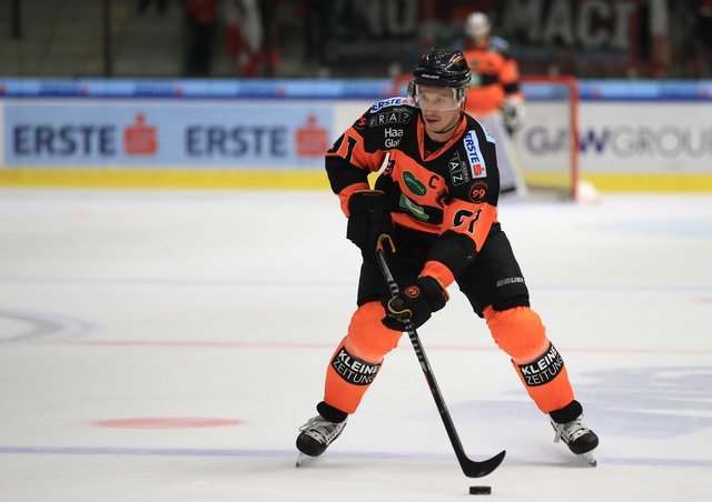 Mit voller Kraft in die heiße Eishockey-Phase: Für Oliver Setzinger und Co. läufts gut, das soll auch im November so bleiben.
