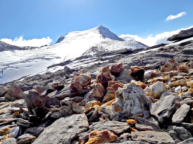 Oberer Hocheisergletscher mit Hocheiser 3206 m. Es ist eine eher einsamer Gipfel. Urlandschaft in den Hohe Tauern. Quarz macht sich gut als Vordergrund. Ein nicht alltäglicher Anblick.